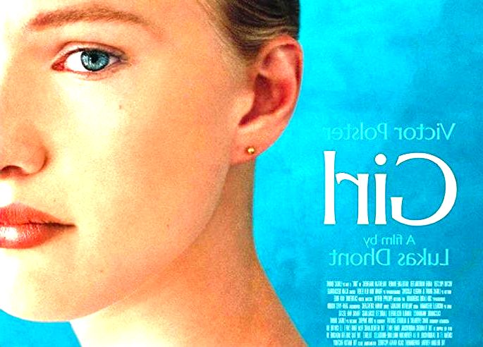 Cartaz do filme Girl exibe rosto de moça loira pela metade em fundo azul