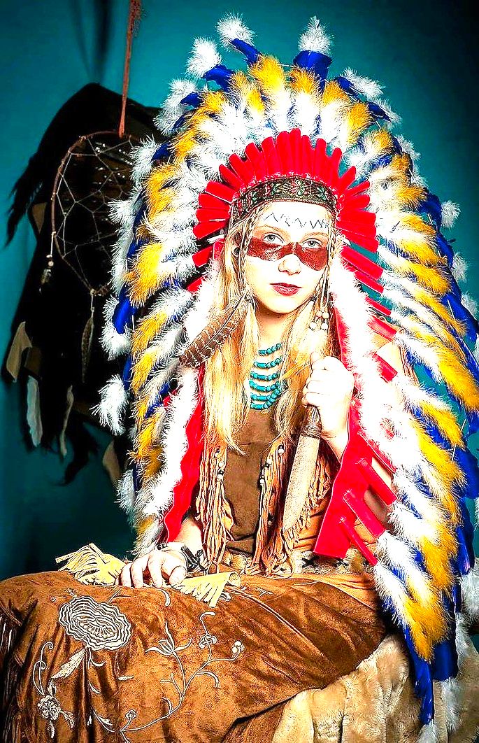 Mulher usando roupas indigenas.